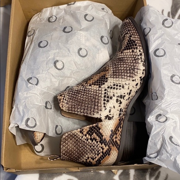 Journee collection snake skin bootie - Picture 2 of 4